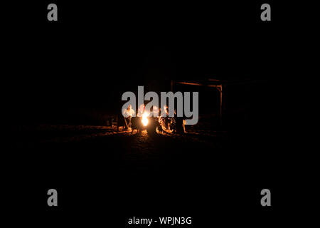 Traditionelle Berber Camp in der Nacht. Lagerfeuer, leder Trommeln und andere Musikinstrumente Warten auf die Zuschauer Stockfoto