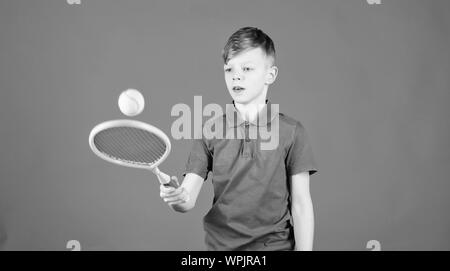 Athlet kid Tennisschläger auf blauem Hintergrund. Tennis Sport und Unterhaltung. Junge Kind Tennis spielen. Tennis Fähigkeiten zu üben. Kerl mit Schläger genießen Spiel. Zukünftige Meister. Träumen über Sport Karriere. Stockfoto