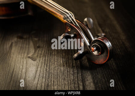 In der Nähe Bild von alten Violine und Streicher im Vintage Stil auf Holz Hintergrund Stockfoto