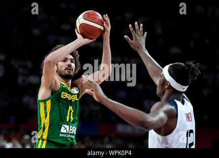 Shenzhen, Guangdong Provinz Chinas. 9 Sep, 2019. Anderson Varejao (L) von Brasilien schießt den Ball gegen Myles Turner von den Vereinigten Staaten während der Gruppe K Match zwischen den Vereinigten Staaten und Brasilien an der FIBA WM 2019 in Shenzhen im Süden Chinas Provinz Guangdong, Sept. 9, 2019. Credit: Xu Chang/Xinhua/Alamy leben Nachrichten Stockfoto