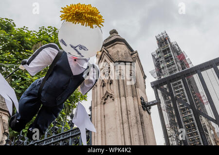 London, Großbritannien. 09 Sep, 2019. Eine Marionette Boris fliegt über die Tore - Menschen warten auf die Ankunft der Premierminister Boris Johnson am letzten Tag, bevor er diese Sitzung des Parlaments früh endet. Credit: Guy Bell/Alamy leben Nachrichten Stockfoto