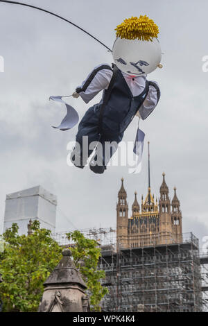 London, Großbritannien. 09 Sep, 2019. Eine Marionette Boris fliegt über die Tore - Menschen warten auf die Ankunft der Premierminister Boris Johnson am letzten Tag, bevor er diese Sitzung des Parlaments früh endet. Credit: Guy Bell/Alamy leben Nachrichten Stockfoto