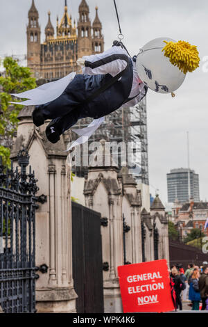 London, Großbritannien. 09 Sep, 2019. Eine Marionette Boris fliegt über die Tore - Menschen warten auf die Ankunft der Premierminister Boris Johnson am letzten Tag, bevor er diese Sitzung des Parlaments früh endet. Credit: Guy Bell/Alamy leben Nachrichten Stockfoto