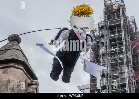 London, Großbritannien. 09 Sep, 2019. Eine Marionette Boris fliegt über die Tore - Menschen warten auf die Ankunft der Premierminister Boris Johnson am letzten Tag, bevor er diese Sitzung des Parlaments früh endet. Credit: Guy Bell/Alamy leben Nachrichten Stockfoto