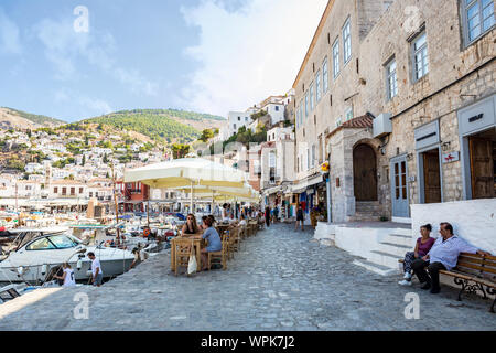 HYDRA, Griechenland - 16 AUGUST 2019: Prominade auf griechische traditionelle Straße auf Hydra, Griechenland Stockfoto