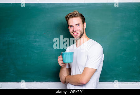Guten Morgen. Dosis Koffein. Lehrer trinken Kaffee Tafel Hintergrund. Schöner Mann heißen Kaffee genießen. Kaffee süchtig. Inspirierende trinken. Sip-aufladen von Körper und Geist. Energie für den ganzen Tag. Stockfoto