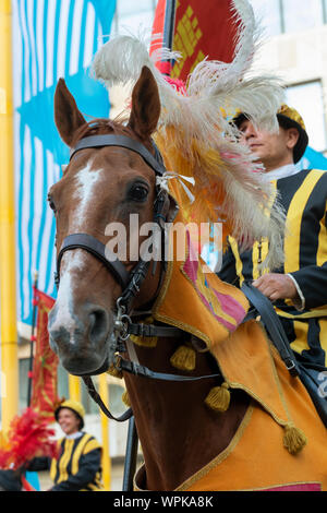 Ommegang Brussels Charles Quint Geschichte Tradition religiöse Parade Prozession Festival Pferde Grand Place von der UNESCO Stockfoto