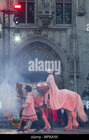 Ommegang Brussels Charles Quint Geschichte Tradition religiöse Parade Prozession Festival Pferde Grand Place von der UNESCO Stockfoto