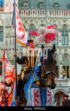 Ommegang Brussels Charles Quint Geschichte Tradition religiöse Parade Prozession Festival Pferde Grand Place von der UNESCO Stockfoto