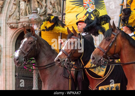 Ommegang Brussels Charles Quint Geschichte Tradition religiöse Parade Prozession Festival Pferde Grand Place von der UNESCO Stockfoto