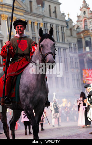 Ommegang Brussels Charles Quint Geschichte Tradition religiöse Parade Prozession Festival Pferde Grand Place von der UNESCO Stockfoto