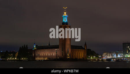 Eine Nacht Bild des Stockholmer Rathaus von der Altstadt. Stockfoto