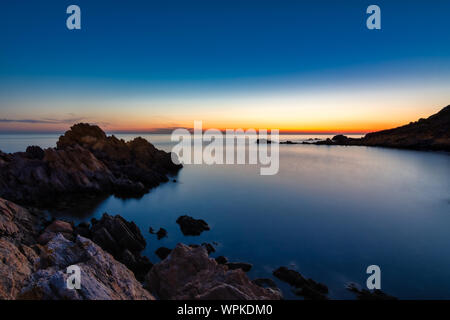 Eine schöne lange Exposition sunrise mit Steinen in Sardina Stockfoto