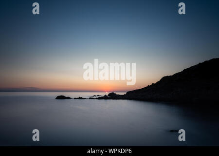 Schöne lange Exposition Sonnenaufgang an einer kleinen Lagune in Sardinien Stockfoto