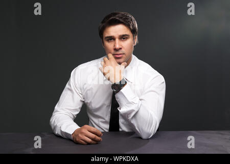 Porträt eines Geschäftsmannes sitzen Stockfoto