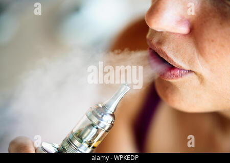 Rauchen und vaping kann ungesund und süchtig machend sein und Risiko für  die Gesundheit der Lunge darstellen Stockfotografie
