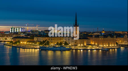 Ein Bild der Altstadt von Stockholm, Gamla Stan, in der Blauen Stunde (am frühen Abend). Stockfoto