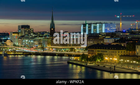 Ein Bild von der Gegend von Norrmalm in der blauen Stunde (am frühen Abend), in Stockholm. Stockfoto