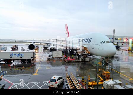 Eine QANTAS Airbus A380 Super jumbo Entladen auf seinem Stand am Heathrow Airport London England Großbritannien Stockfoto