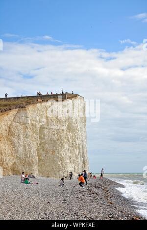 Den Strand und die Klippen am Birling Gap an einem sonnigen Sommertag, Eastbourne East Sussex, England, Großbritannien Stockfoto