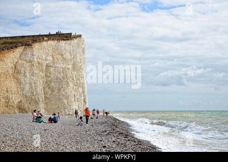 Den Strand und die Klippen am Birling Gap an einem sonnigen Sommertag, Eastbourne East Sussex, England, Großbritannien Stockfoto