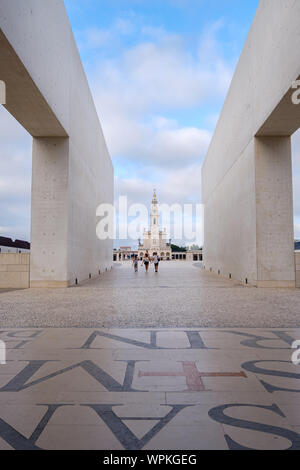 Fatima, Portugal - 31. August 2019: Pilger und Touristen besuchen das Heiligtum von Fatima, Fatima, Portugal Stockfoto