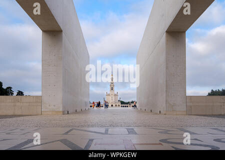 Fatima, Portugal - 31. August 2019: Pilger und Touristen besuchen das Heiligtum von Fatima, Fatima, Portugal Stockfoto