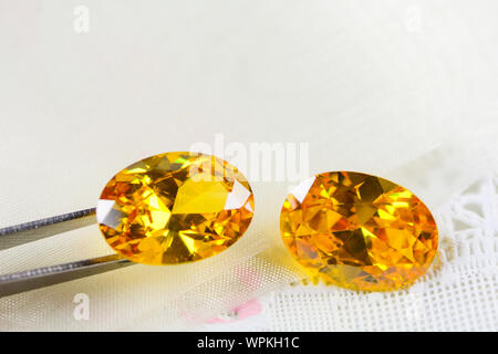 Cubic Zirkonia Edelsteine, ovale Form, verschiedene Farbe Edelsteine Stockfoto