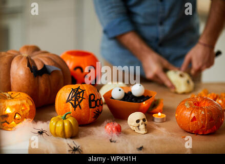 In der Nähe von kleinen und großen Kürbis Laternen werden auf dem Tisch Vorbereitung für Halloween Stockfoto