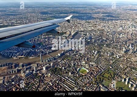 Ein Luftbild von Central London als von einem Passagier Flugzeug auf einem Flug, der Weg zum Flughafen Heathrow gesehen, England Großbritannien Stockfoto