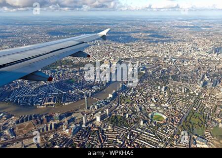 Ein Luftbild von Central London als von einem Passagier Flugzeug auf einem Flug, der Weg zum Flughafen Heathrow gesehen, England Großbritannien Stockfoto