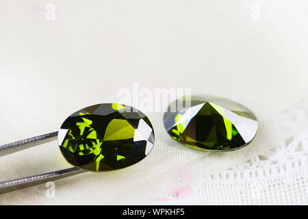 Cubic Zirkonia Edelsteine, ovale Form, verschiedene Farbe Edelsteine Stockfoto