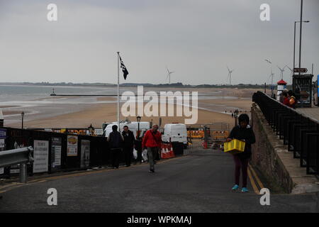 Blick auf die Rampe hinab zum Hafen und South Beach in Bridlington Stockfoto