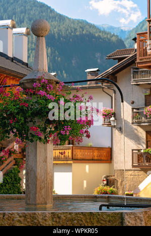Typische Brunnen in der kleinen Stadt Stadt Imer, Dolomiten, Italien. Bis zu schließen. Sonnige helle Tag. Stockfoto