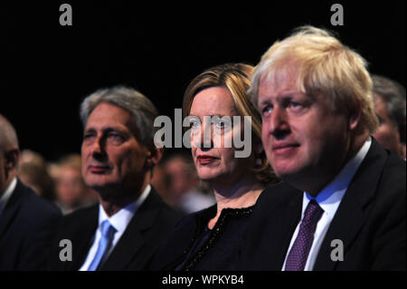 Manchester, England. 4. Oktober 2017. Amber Rudd (Mitte), Staatssekretärin des Home Abteilung, (links) Philip Hammond, Kanzler der Exc Stockfoto