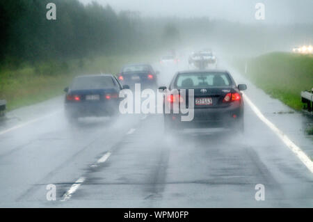 Führende Verkehr senden Strahlen Wasser auf die Windschutzscheibe eines Fahrzeugs nach einem heftigen Regenguss auf dem warrego Highway zwischen Toowoomba und Bri Stockfoto