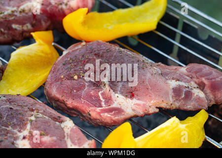 Fleisch, Steaks mit gegrilltem Gemüse auf dem Grill. Stockfoto