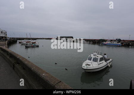 Eine Weitwinkelansicht Bridlington Hafen mit Booten und Reflexionen im Beweis Stockfoto