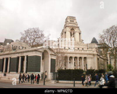 Tower Hill Memorial mit dem Four Seasons Hotel in den Hintergrund in London. 26. Dezember 2011. London, England, Europa. Reisen Tourismus Straße Hg Stockfoto