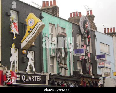 Schöne Fassaden von Geschäften phänomenal Dekoriert mit Pnatalones und riesigen Hausschuhe im Stadtteil Camden, London. 26. Dezember 2011. London, England, Stockfoto