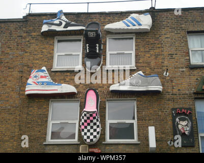 Schöne Fassaden von Geschäften Phänomenal mit mehreren riesigen Hausschuhe Im Camden Bezirk in London eingerichtet. 26. Dezember 2011. London, England, Europa. Stockfoto