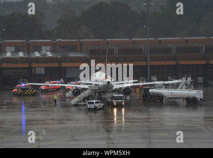 Berlin, Deutschland. 09 Sep, 2019. Die Einsatzfahrzeuge der Feuerwehr stehen, um eine Maschine der Firma Eurowings. Am Montag, ein eurowings Flugzeug in Turbulenzen auf dem Berliner Flughafen Tegel vor der Landung. Nach Angaben der Feuerwehr, acht Passagiere wurden verletzt und eine Frau erlitten schwere, aber nicht lebensbedrohliche Verletzungen. Credit: Paul Zinken/dpa/Alamy leben Nachrichten Stockfoto