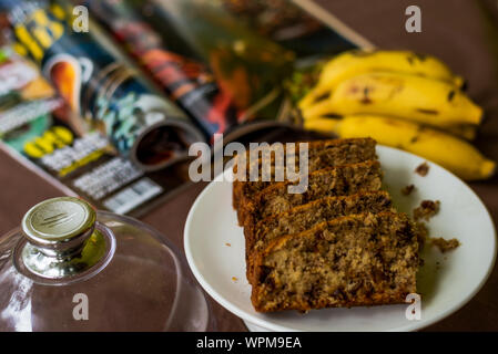 Banane Datum und Walnuss Kuchen auf einem Tisch Stockfoto