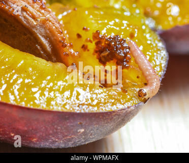 Sieversdorf, Deutschland. 08 Sep, 2019. Eine Raupe von eine Pflaume Motte (Grapholita funebrana) über einen Schnitt der Pflaume. Foto: Patrick Pleul/dpa-Zentralbild/ZB/dpa/Alamy leben Nachrichten Stockfoto