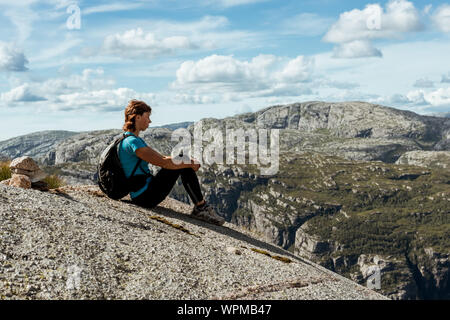 Mittleres Alter Wanderer Frau sitzt auf Felsen in Norwegen Bergen Stockfoto