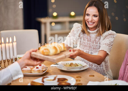 Chanukka Abendessen. Familie versammelt um den Tisch teilen challah Stockfoto