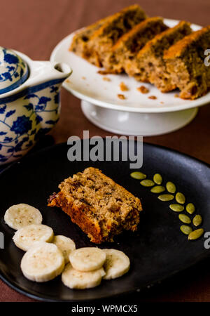 Banane Datum und Walnuss Kuchen auf einem Tisch Stockfoto