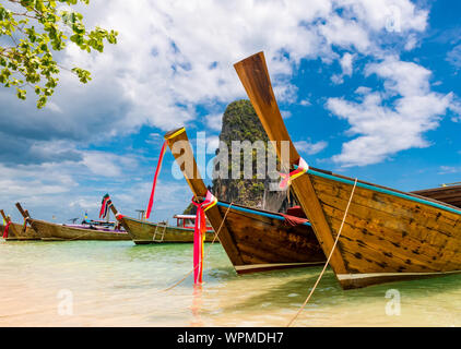 Long tail Boot auf tropischen Railay Beach, Aonang, Krabi, Thailand Stockfoto