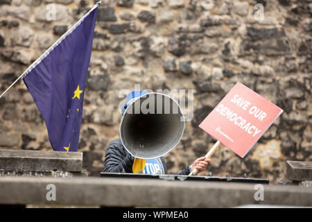 London, Großbritannien. 9. September 2019. Anti-Brexit demonstrator Steve Bray macht seine Ansichten klar und deutlich. Herr Steve Bray, auch als 'Mr Stop Brexit bekannt, ist häufig zu hören und um die Häuser des Parlaments gesehen, die zeigen mit vielen anderen gegen Brexit. Credit: Joe Kuis/Alamy Nachrichten Stockfoto