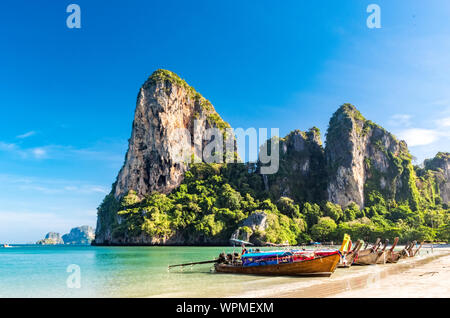 Long tail Boot auf tropischen Railay Beach, Aonang, Krabi, Thailand Stockfoto